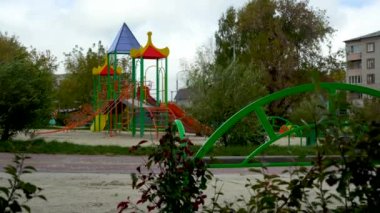 Covid-19 Coronavirus virüsü tehdidi nedeniyle Karantina sırasında parkta boş bir çocuk parkı. Olağanüstü hal