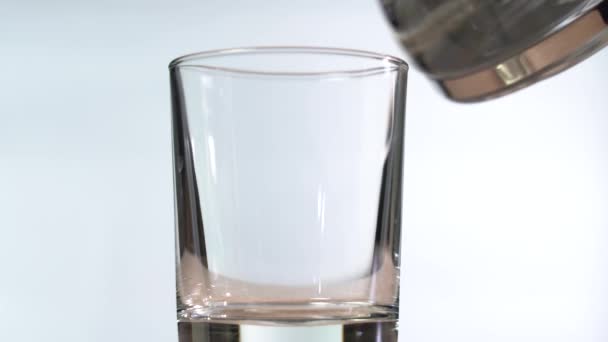 Giet heet water in een glas — Stockvideo