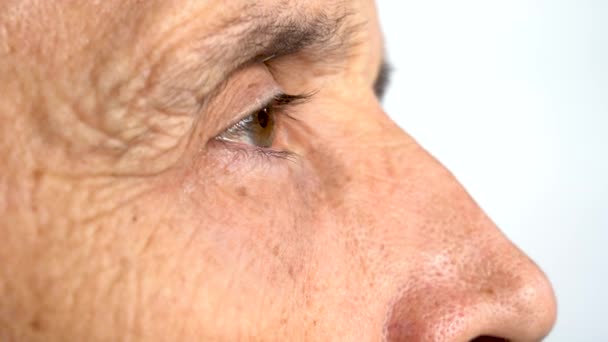 Les hommes plus âgés clignent des yeux. Gros plan — Video