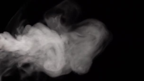 Lágy köd lassított felvételen, sötét háttérrel. Reális légköri szürke füst fekete háttérrel — Stock videók