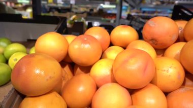 Marketten meyveleri al. Adam satın almak için taze CITRUS seçti.