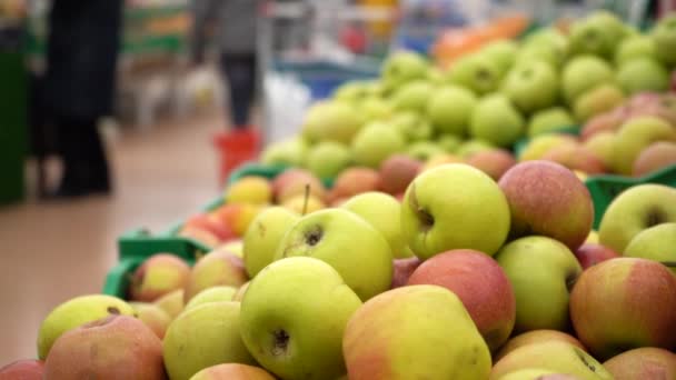 Muchas manzanas frescas en bandejas en la tienda — Vídeo de stock