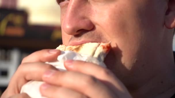 L'uomo grasso sta mangiando shawarma. — Video Stock