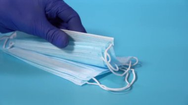 Doktorlar Coronavirus Hastanesi 'nde Mavi Arkaplanda Yeni Koruyucu Maskeler Kaldı