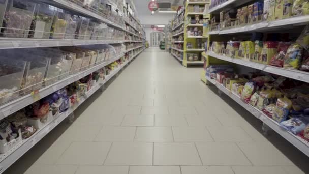 Мбаппе, Россия - декабрь 2020 года: "Остров в супермаркете". В проходе супермаркета нет людей — стоковое видео