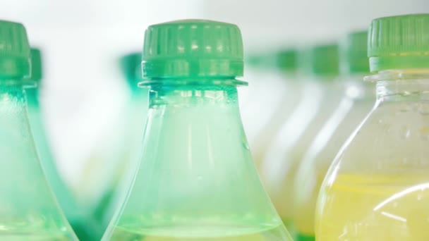 Lots of plastic drinks bottles in the shop by the window. CLOSE-UP. Row of carbonated soft drink bottles — Stock Footage Lots of plastic drinks bottles in the shop by the window. CLOSE-UP. Row of carbonated soft drink bottles Royalty Free Stock Video