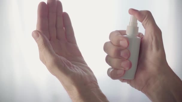 Régi Mans Hands Használja Kézfertőtlenítő spray. A vírus terjedésének megelőzésére irányuló intézkedések — Stock videók