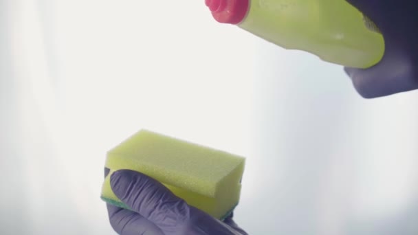 디 쉬 워시 젤 몇 방울로 부엌의 스폰지 를 쥐고 있는 맨 손 . 집안일에 대한 개념 — 비디오