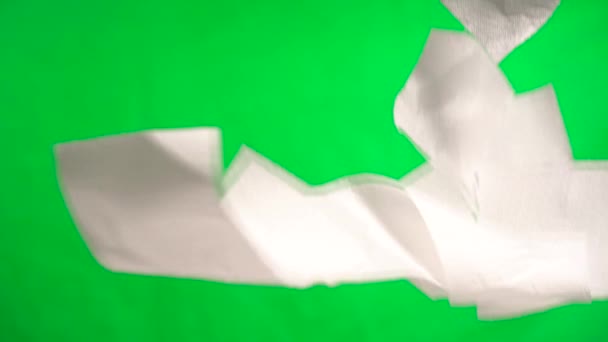 Queda de papel higiênico natural sobre fundo verde — Vídeo de Stock