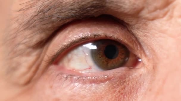 Το μάτι ενός ηλικιωμένου άνδρα, κοντινό. — Αρχείο Βίντεο