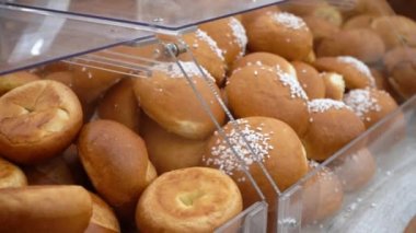 Bir sürü küçük, iştah açıcı ekmek çöreği.