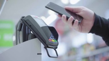 Terminalden mal almak için süpermarkette bağlantısız bir şekilde ödeme yapın. Modern ve Kullanışlı Kablosuz Kullanım
