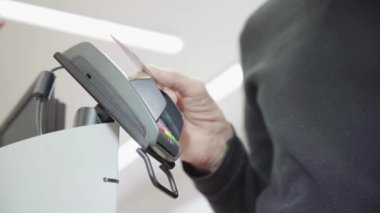 Terminalden mal almak için süpermarkette bağlantısız bir şekilde ödeme yapın. Modern ve Kullanışlı Kablosuz Kullanım