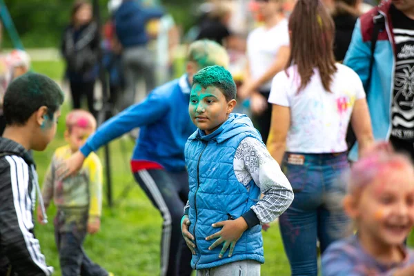 Chelyabinsk Region, Rússia - julho de 2019. Alegria e diversão nos rostos das crianças. Crianças de diferentes nacionalidades são amigas no festival das cores. Férias com muitas nacionalidades, música — Fotografia de Stock