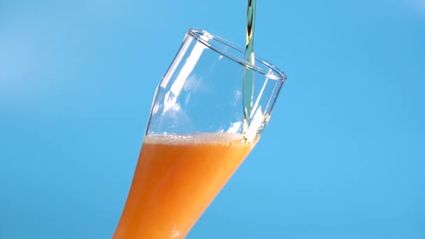 Makro záběr nalévání piva do skla, Super pomalý pohyb při 1000 fps. — Stock video