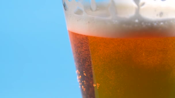 Macro colpo di versare birra in vetro, Super rallentamento a 1000 fps. — Video Stock
