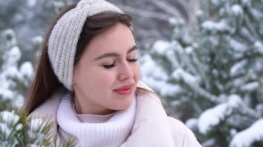 Güzel bir genç kadının portresi.