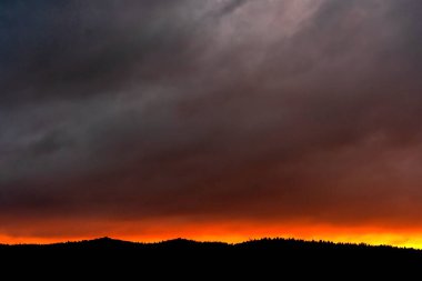 Alacakaranlıkta Ufuk 'un üzerindeki ince turuncu çizgili. Ufkun Üzerinde Ağır Bulutlu Turuncu Gün Batımı