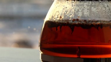 Yakın plan Glass Teapot Black Tea Demleme Süreci