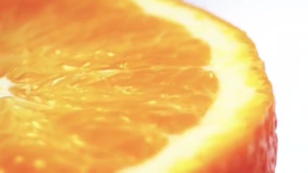 Félig narancssárga forgás. Cut in Half Orange Fordul a fehér háttér — Stock videók