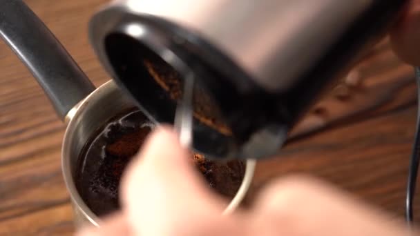 Café aromático elaborado en una cafetera manual — Vídeo de stock