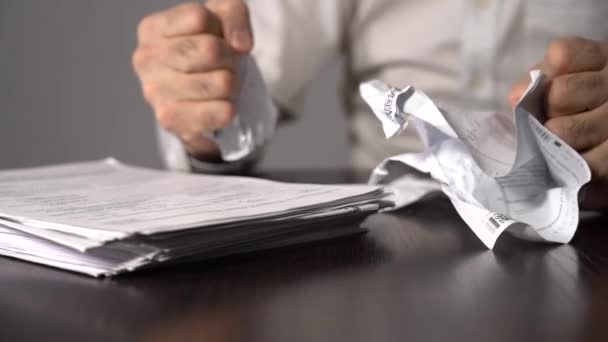 Stos papierów i pięści. Biznesmen dostaje stres i załamanie nerwowe w pracy. — Wideo stockowe