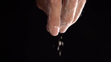 Mans Hand 'den Siyah Arkaplana Un Dök