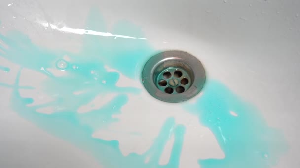 Lavaboyu temizlemek ya da küveti yıkamak için lavaboya jel döker. Hane Kimyasalları Kullanılarak Evin Genel Temizliği — Stok video