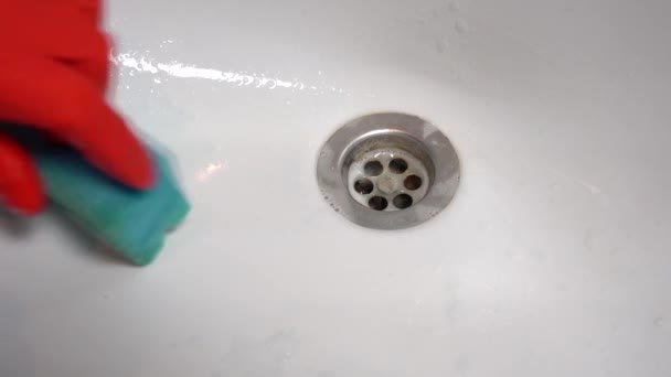 Schwammwaschbecken aus Keramik vorhanden. Männliche Hand im Gummihandschuh reinigt weißes Waschbecken — Stockvideo