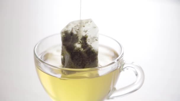 Tasse de thé vert isolée sur blanc — Video