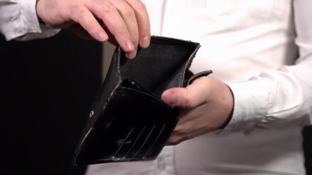Показувати порожній гаманець. Людина показує порожній старий гаманець — стокове відео