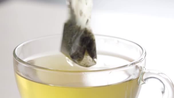 白に隔離された緑茶のカップ — ストック動画
