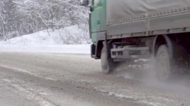 Otobanda Kamyon Tekerlekleri Altından Gevşek Kar Uçuyor