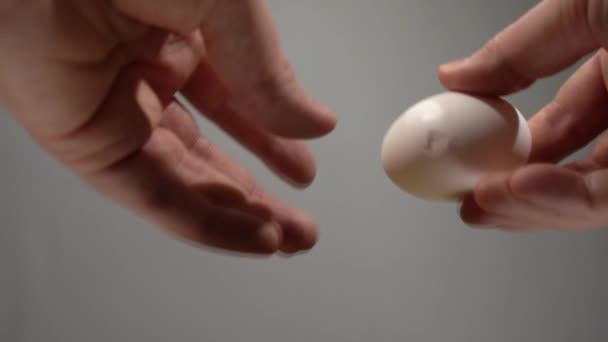 Quebrando uma fazenda ovo fresco. — Vídeo de Stock