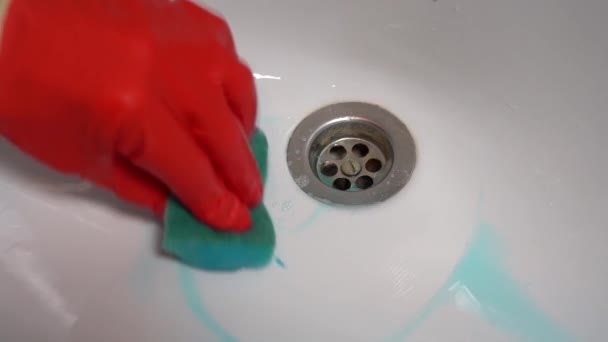 Ceramic Sink Sponge Wash. Pria Tangan di Karet Glove Cleans Putih Wash Basin — Stok Video