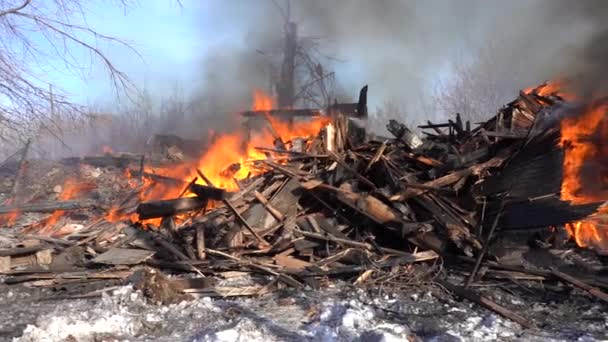 Wreckage of Wooden House Burning Strong Fire — Stock Video