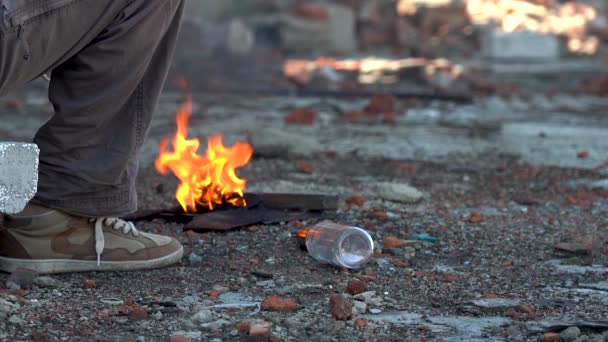 Bezdomovec se ohřívá u ohně. Detailní záběr. Slabé teplo z malého ohně — Stock video