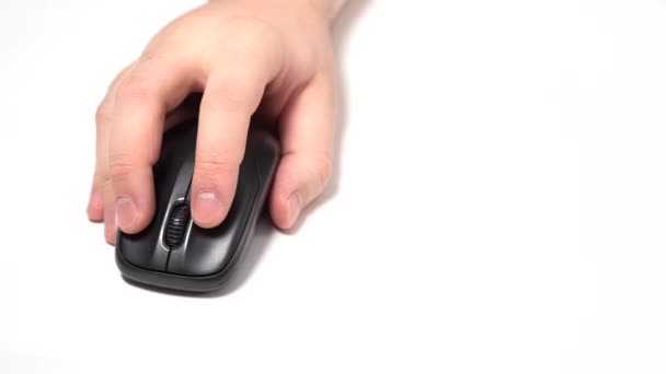 Απομονωμένο σε λευκό φόντο. Το αρσενικό χέρι κρατά το ασύρματο ποντίκι υπολογιστών στο τραπέζι. Κλικ και μετακίνηση — Αρχείο Βίντεο