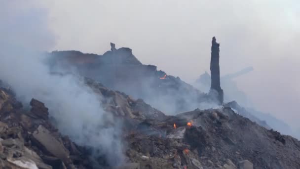 Huset brann ner. Rökning, Blackened spillrorna av struktur som har brunnit till grunden — Stockvideo