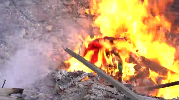 Wreckage of Wooden House Burning Strong Fire — Stock Video