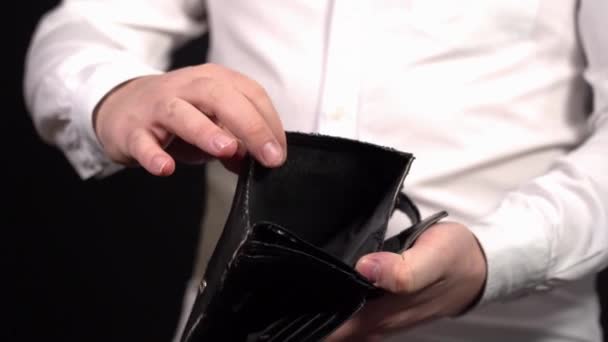 Üres pénztárca. Mutasd az üres tárcát. Ember mutatja üres régi pénztárca — Stock videók