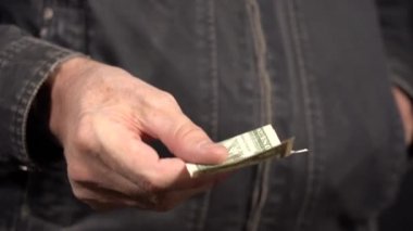 Bir Dolar Göster. Bir Erkek Eli Bir Dolar Tutar. Başarısızlığınızı Gösterin