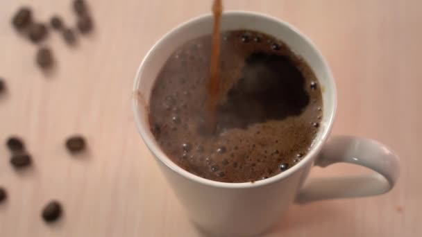 Despeje café preto em uma caneca de uma panela de café. Beba café fresco pela manhã — Vídeo de Stock