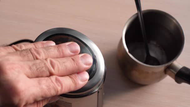 Macinare i chicchi di caffè in un macinino da caffè elettrico — Video Stock