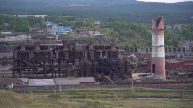 Demode Endüstri Binaları 'nın patlaması. Eskimiş bir metalürjik bitkinin imhası. Ağır çekim. Ses mevcut.