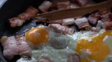 Tavada domuz pastırmalı kızarmış yumurta. Yakın plan.