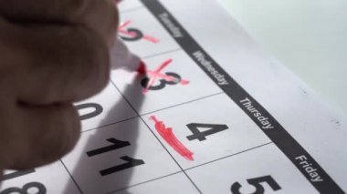 Takvimde ayın makro çekim tarihi kırmızı işaretle daire içine alındı.