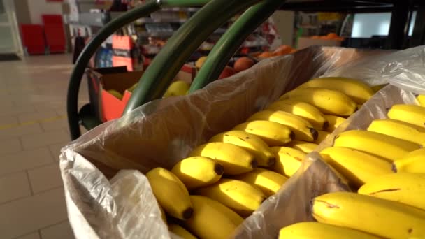 Plátanos en cajas en la tienda — Vídeo de stock