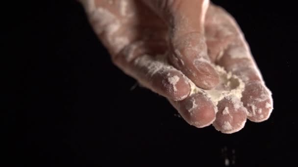 男の手のひらに小麦粉.接近中だ。指で小麦粉をこすります — ストック動画
