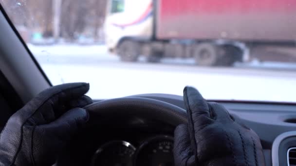 Männerhände am Lenkrad. Blick über die Schulter des Fahrers — Stockvideo